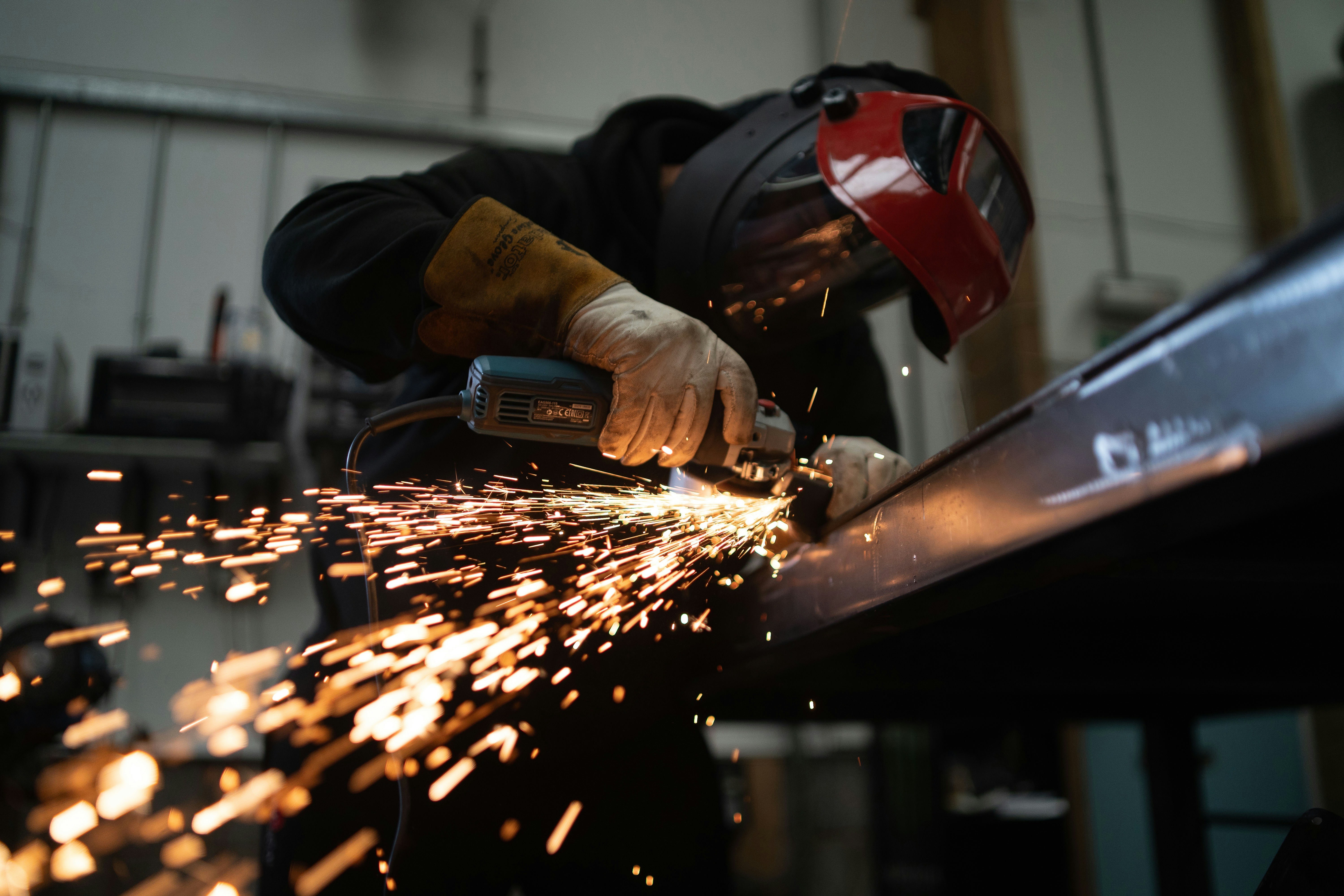 Metallbauer bei der Bearbeitung einer Stahlkonstruktion in der Fertigung von Brandl